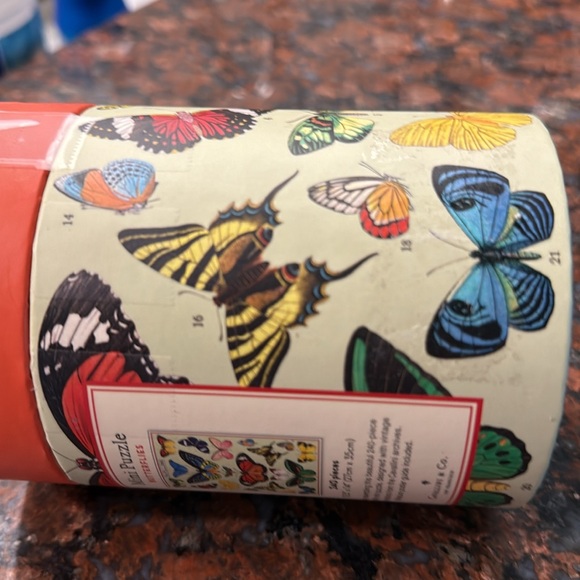 Papillons Butterflies Mini Puzzle 240 pieces -Red and Cream background - Picture 6 of 12